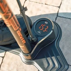 SKS Air-X-Plorer Digi 10.0 Voetpomp-Zwart-Oranje -Fietscomponenten Winkel 11664 4 medium