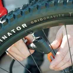 SKS Air-X-Plorer Digi 10.0 Voetpomp-Zwart-Oranje -Fietscomponenten Winkel 11664 5 medium