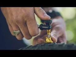 Lezyne Tubeless Co2 Blaster + 2x20g Co2-Zwart-Goud -Fietscomponenten Winkel hqdefault 26 3